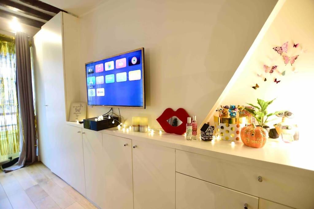 Modern Designed Apartment@ Beaubourg Appartement Parijs